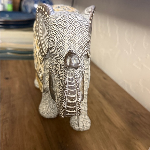 Decorative Elephant Figurine w/ Gold & Silver tall 7” lengths 9”plaster material - Picture 7 of 8